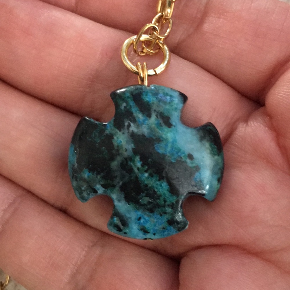 Hand carved chrysocolla pendant & gold tone chain - Picture 3 of 6